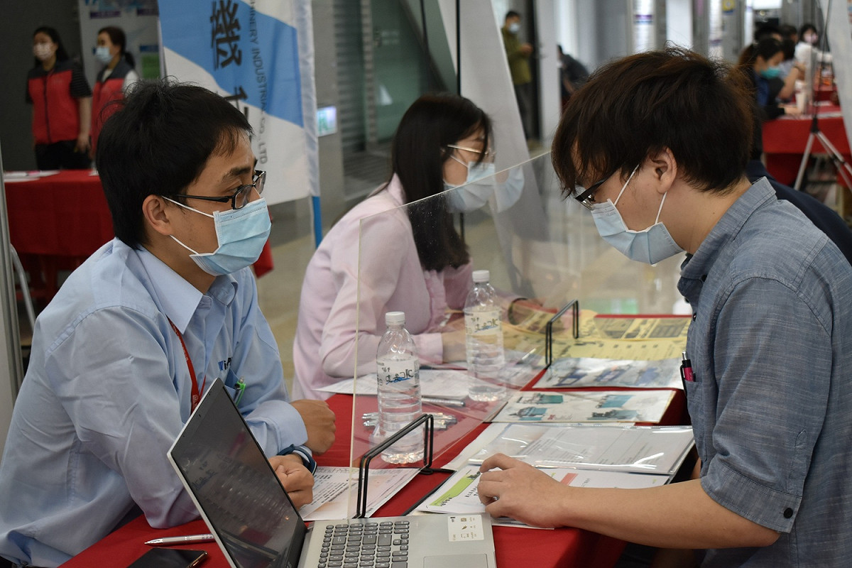 廠商與求職民眾面試情形。 台中市政府勞工局/提供