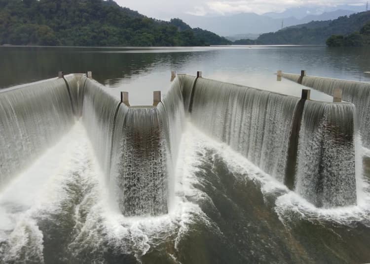 由於梅雨鋒面降雨挹注，鯉魚潭水庫持續自然溢流（鋸齒堰溢洪道資料照）。 圖：翻攝自水利署臉書「防汛抗旱粉絲團」
