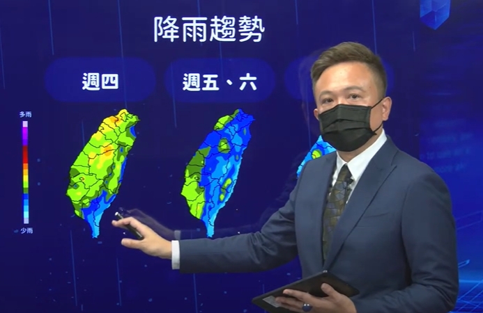 中央氣象局課長林秉煜說明本週降雨趨勢。 圖：擷取自中央氣象局直播