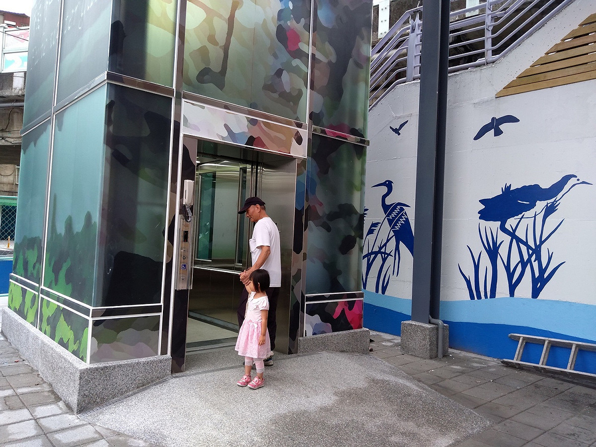 民眾可利用水岸電梯，到河濱遊玩或運動，欣賞水岸自然美景或騎自行車追風。 圖：新北市水利局提供