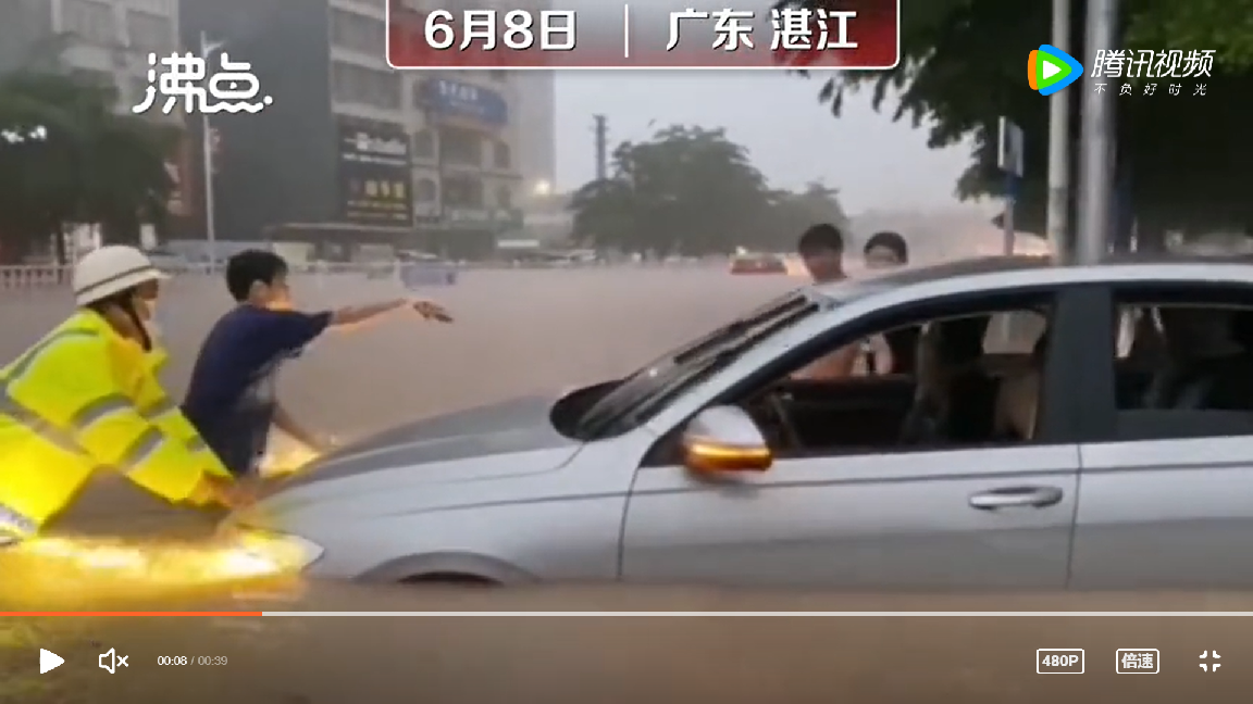 交警幫助民眾推車。 圖：翻攝自《騰訊網》