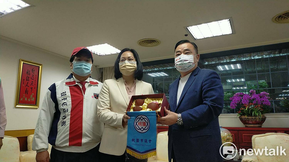 民眾黨桃園市長參選人賴香伶（中）拜會議長邱奕勝（右）。 圖：林昀真/攝