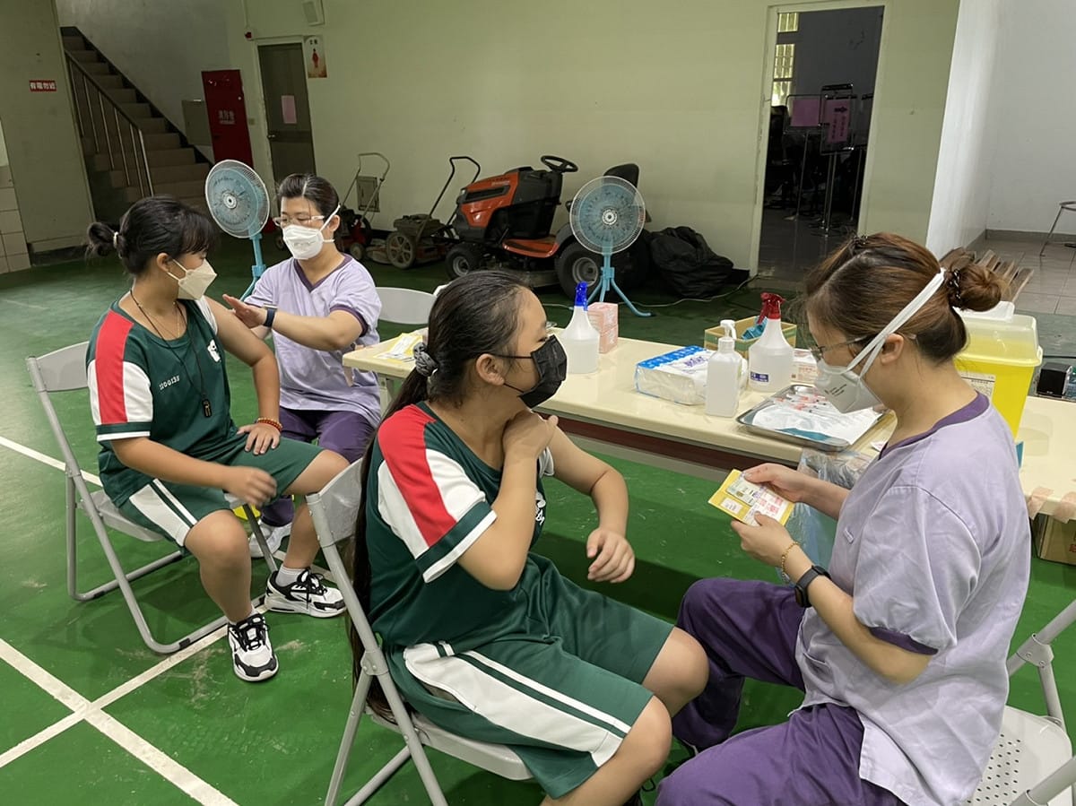 屏東林邊國中學生施打加強劑。 圖：屏東縣政府提供
