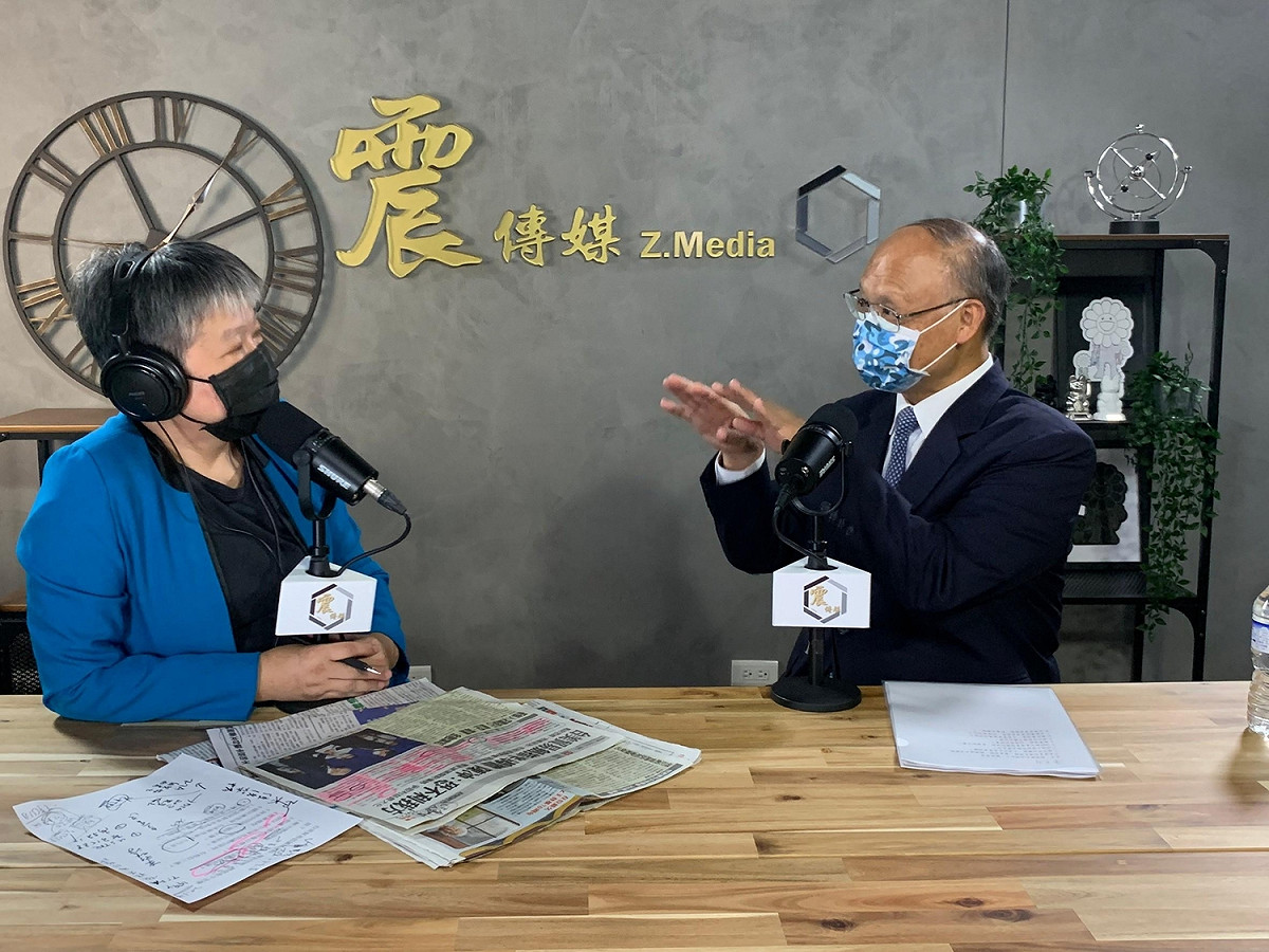 行政院政委鄧振中今（8）天接受網路節目專訪。 圖：《震傳媒》提供