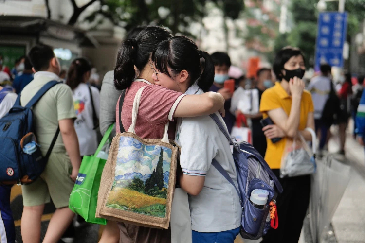 中國高考數學科考試於昨（7）日下午結束，部分考生覺得數學考題太難，甚至有考生忍不住淚灑試場。 圖 : 翻攝自《南都教育聯盟》