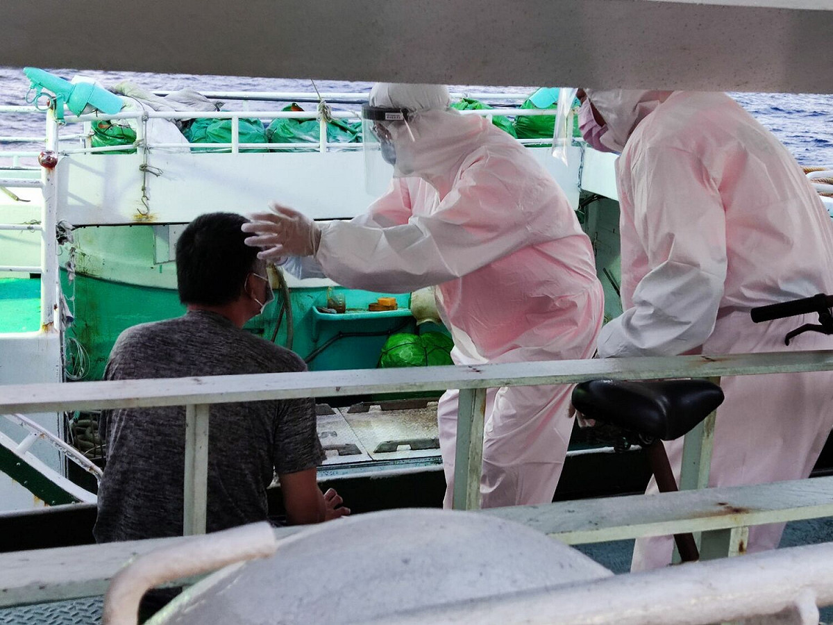台中艦人員檢視傷病狀態。 圖：海巡署艦隊分署提供