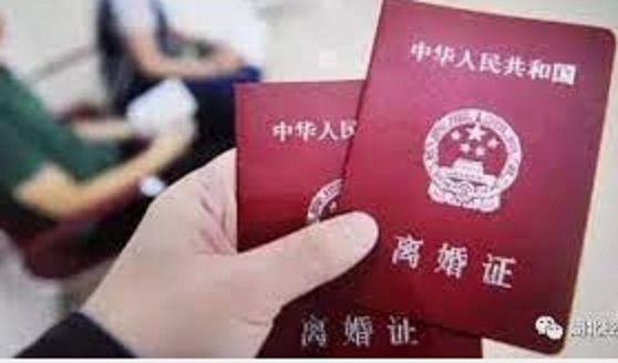 近日有上海網友爆料，「解封后上海離婚預約爆滿」，多個區的離婚登記預約名額已經需要排到 7 月以後。 圖 : 翻攝自微信