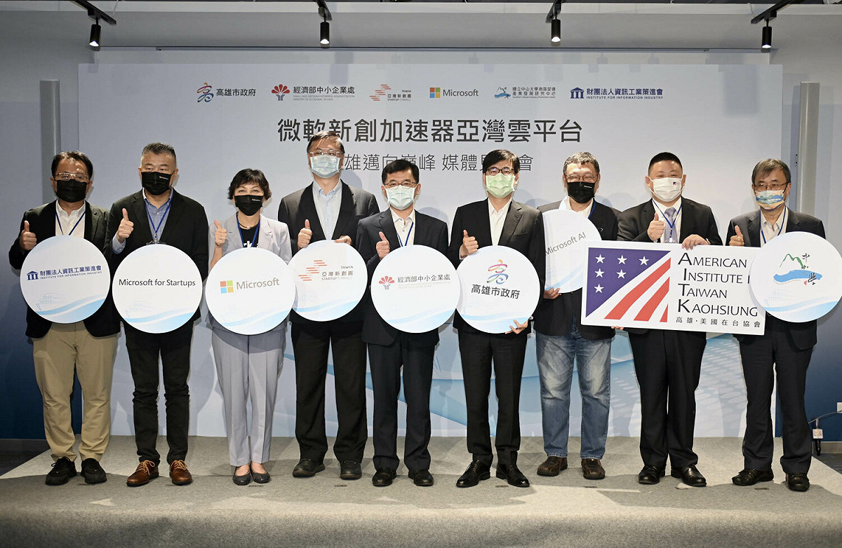 陳其邁(右四)出席微軟加速器成果發表。 圖：高雄市政府提供