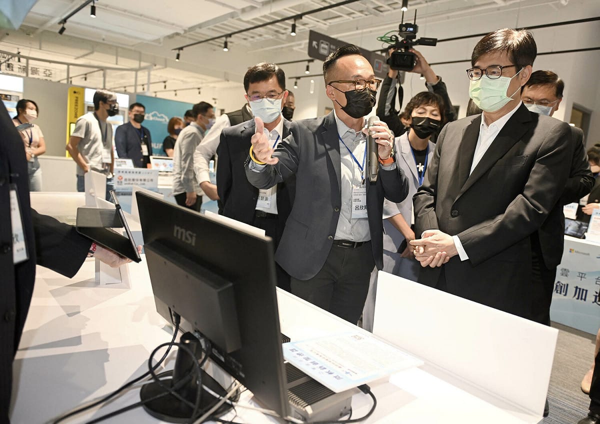 陳其邁(右)參觀成果展攤位。 圖：高雄市政府提供
