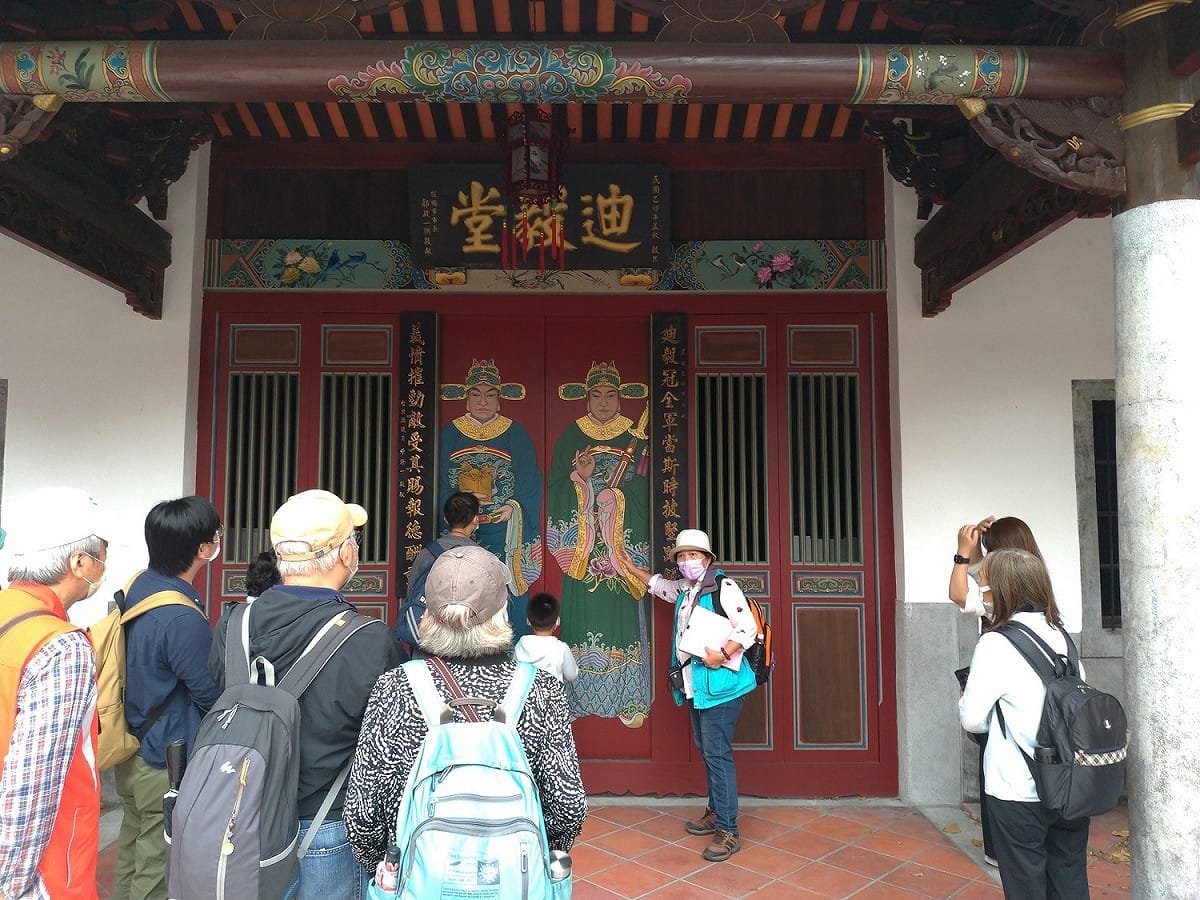 2021年全國古蹟日文資小旅行，新北市古蹟文化協會榮譽理事長張艷雪為民眾導覽迪毅堂門神彩繪。 圖：新北市文化局提供