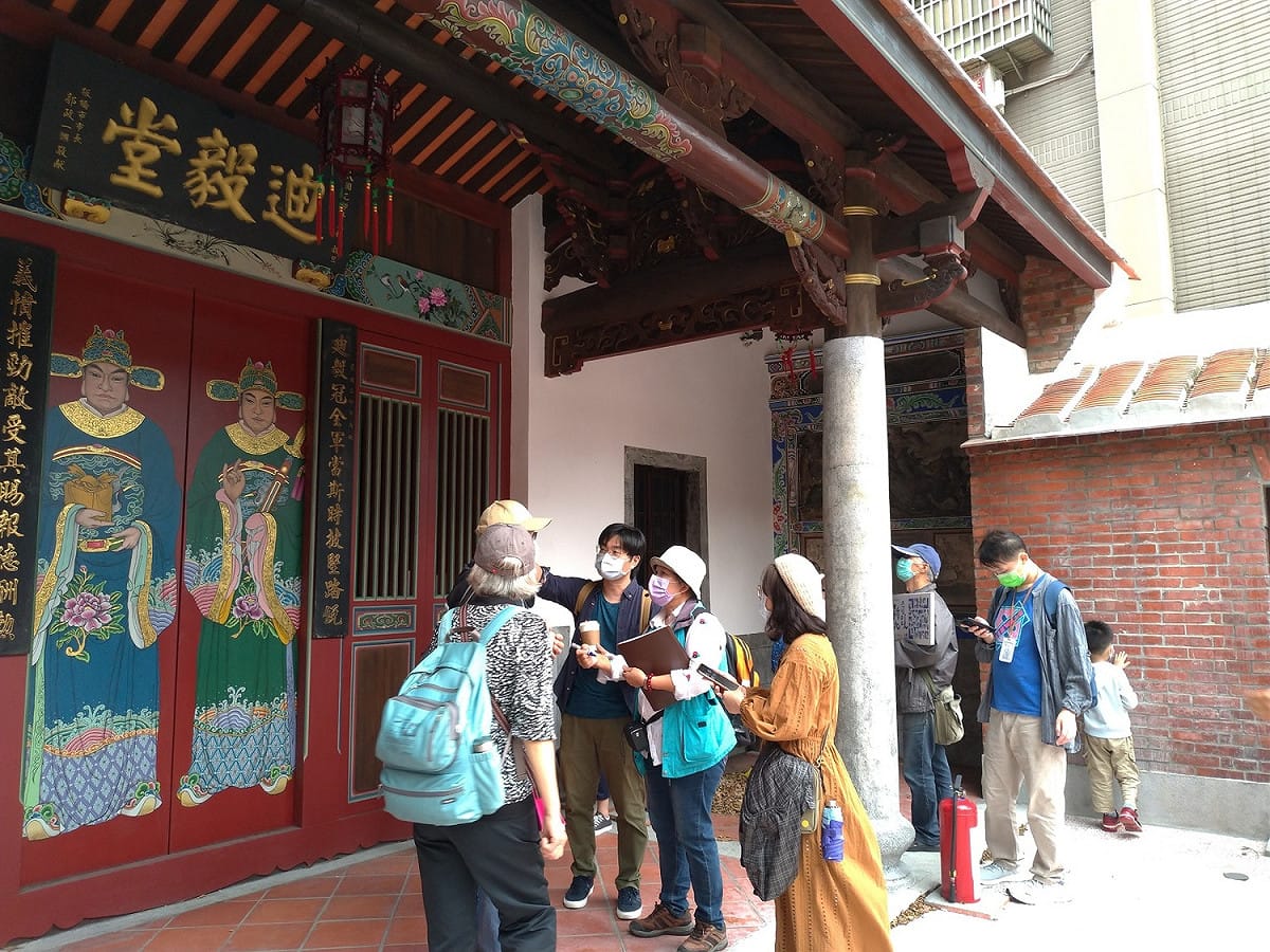 2021年全國古蹟日文資小旅行，張艷雪為民眾導覽迪毅堂門神彩繪。 圖：新北市文化局提供