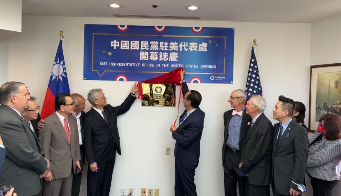 國民黨駐美代表處8日在華府重新揭牌，黨主席朱立倫（前排右四）親手掀開紅布。 圖：取自影片