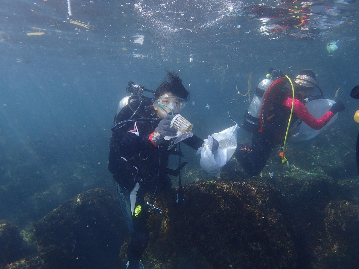 「潛海戰將」自發清除海下垃圾。