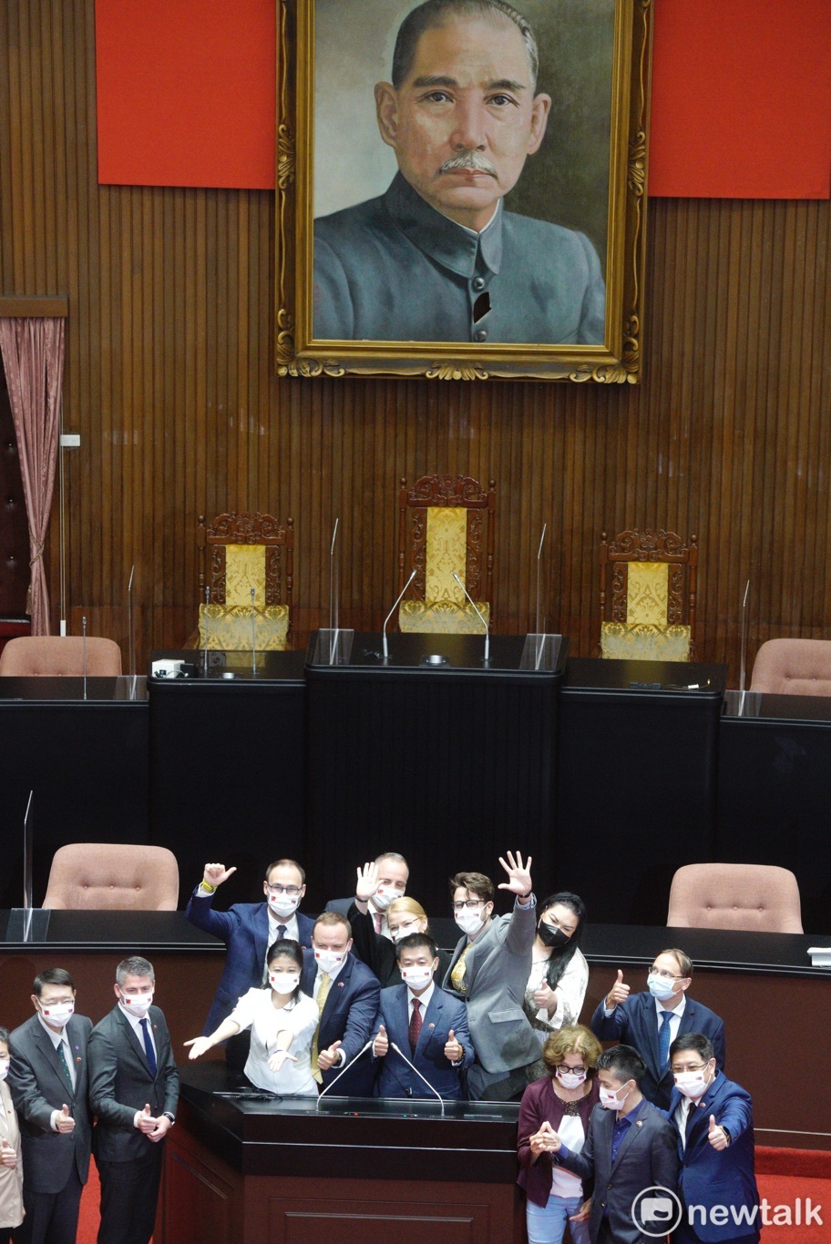 民進黨立委和來訪的斯洛伐克官員和議員一起在立法院議場內合影。兩週前在朝野衝突中被打破一個洞的國父遺像也成為他們參觀立法院的焦點。 圖：張良一/攝