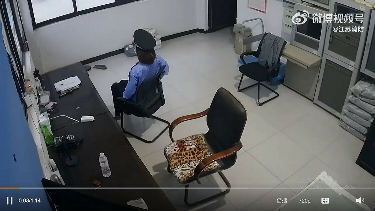 中國江蘇南通市 6 日傳出，一公司消防控制室被發用「假人」值班。 圖：擷取自微博影片