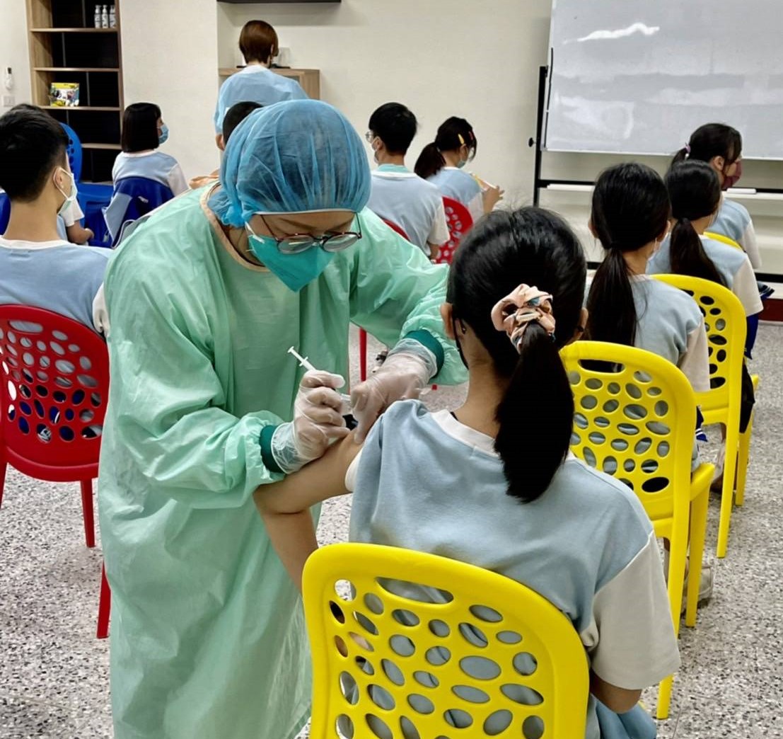 佳冬國中持續打第三劑。 圖：屏東縣政府提供