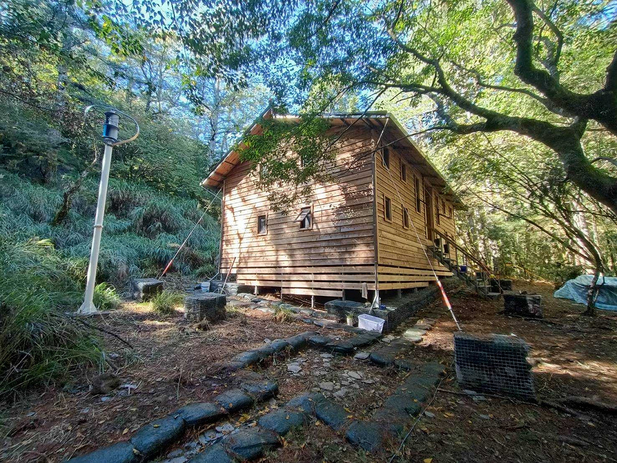與周邊環境融合的屏風避難山屋。