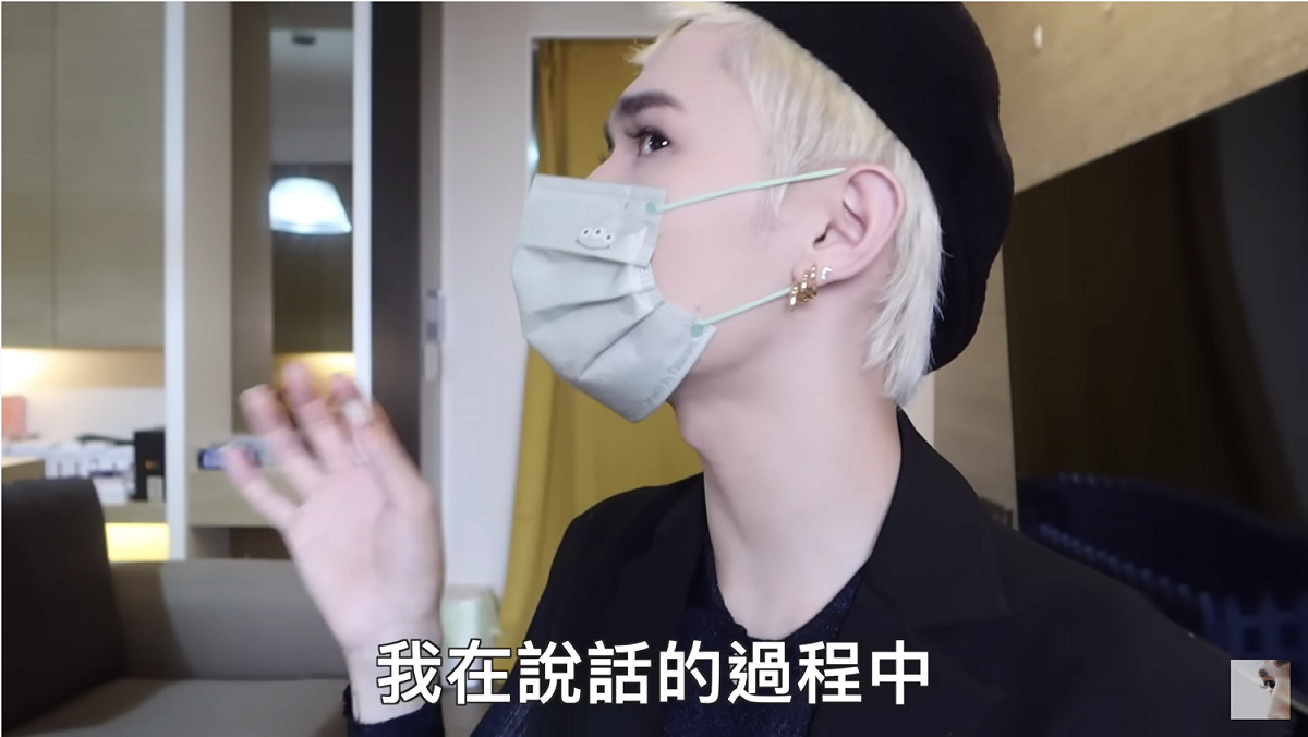鍾明軒為保養皮膚開發「口罩新戴法」。 圖：翻攝自鍾明軒YT(@鍾明軒)