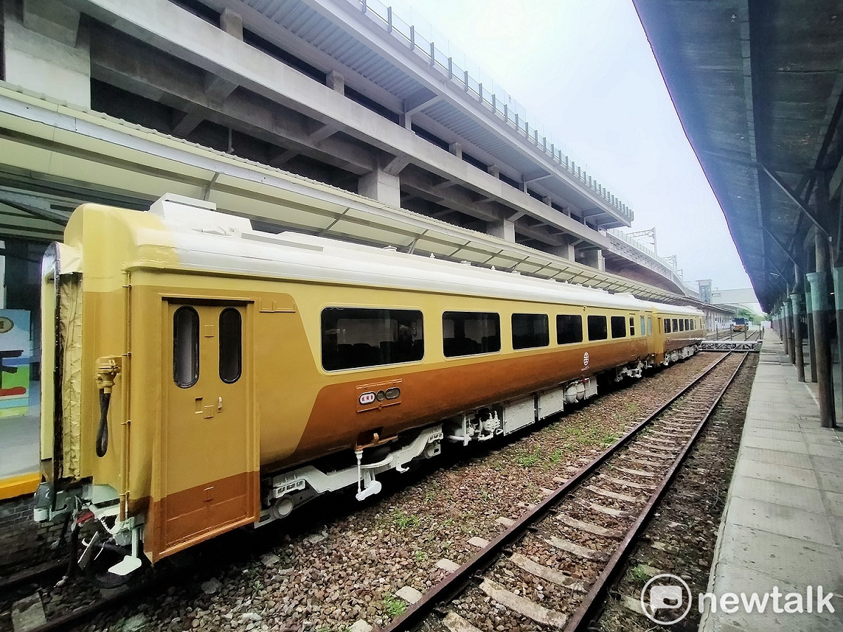 EMU100型列車在臺中驛鐵道文化園區靜態展示。 圖：唐復年/攝