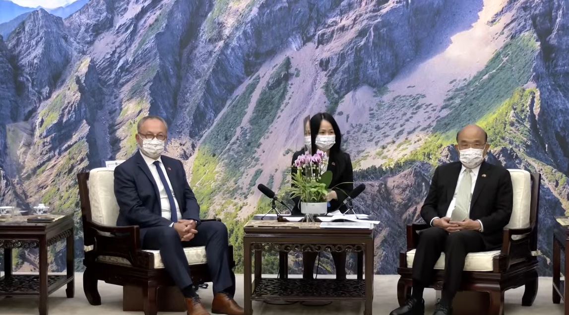法國參議院外交暨國防委員會副主席、友台小組副主席葛里歐（Joël Guerriau）率團訪台，今（9）天下午拜會行政院長蘇貞昌。 圖：擷自直播畫面