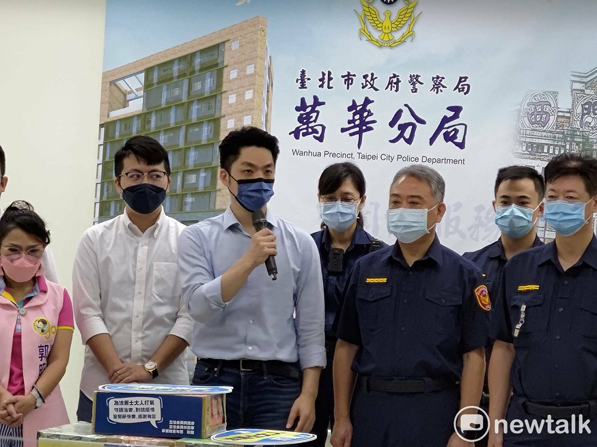 國民黨台北市長參選人蔣萬安赴萬華分局贈送物資。 圖：黃建豪/攝