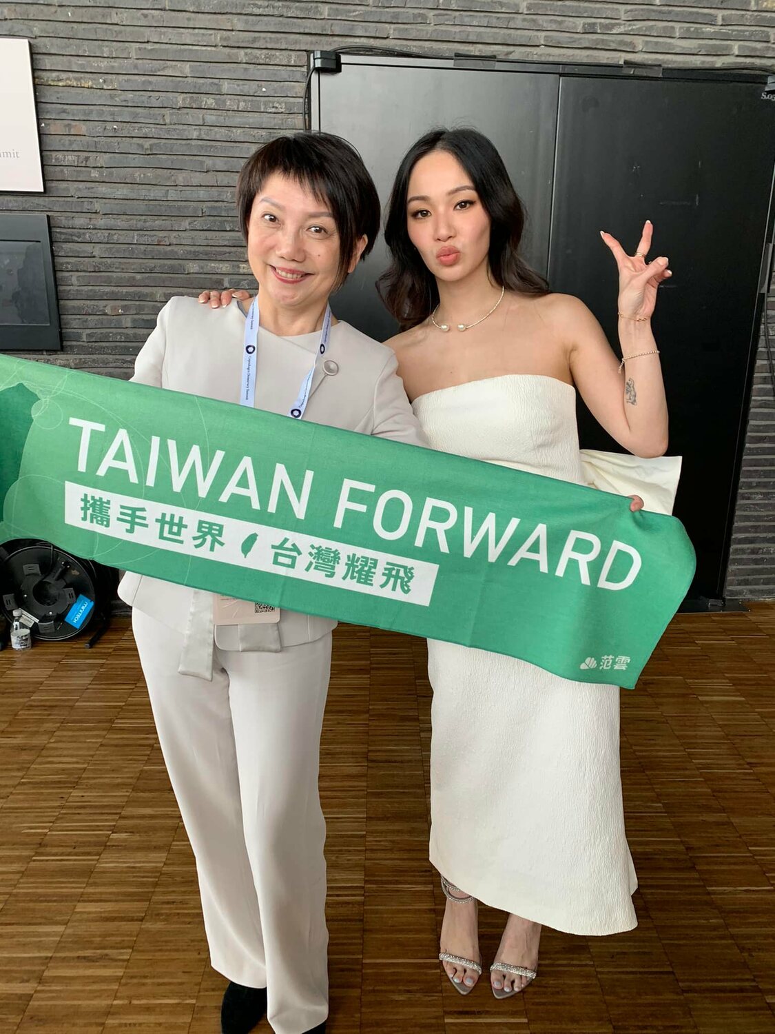 范雲在哥本哈根民主峰會聽「玻璃心」，直呼自己被圈粉了。 圖：取自范雲臉書