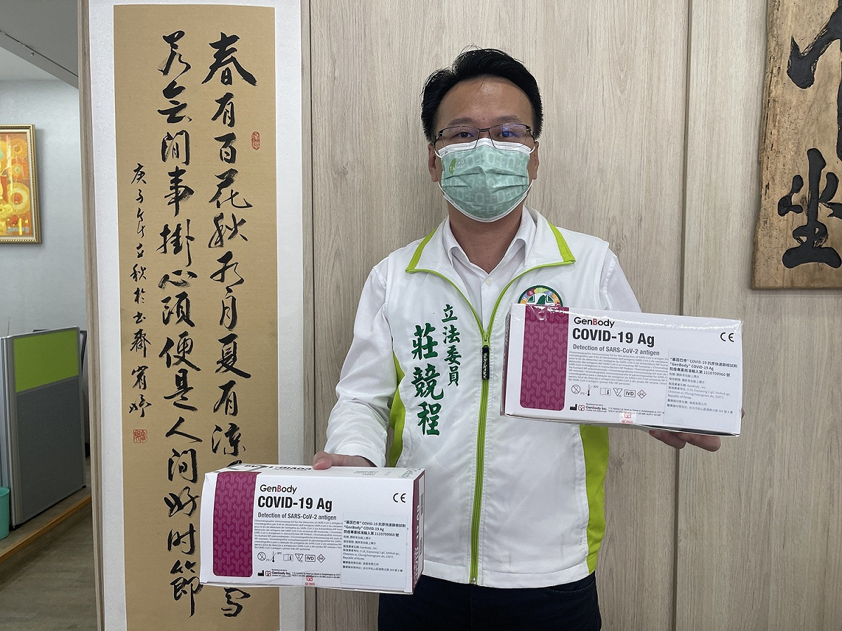 立委莊競程強調，絕對沒有像台中市長盧秀燕般在包裝盒外貼上「XXX關心您」的貼紙。 莊競程服務處/提供