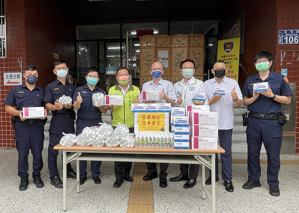 立委莊競程、市議員曾朝榮關心員警健康防護，10日代為轉贈快篩試劑300劑，以及酒精300瓶給台中市警第五分局所轄6家派出所。 莊競程服務處/提供