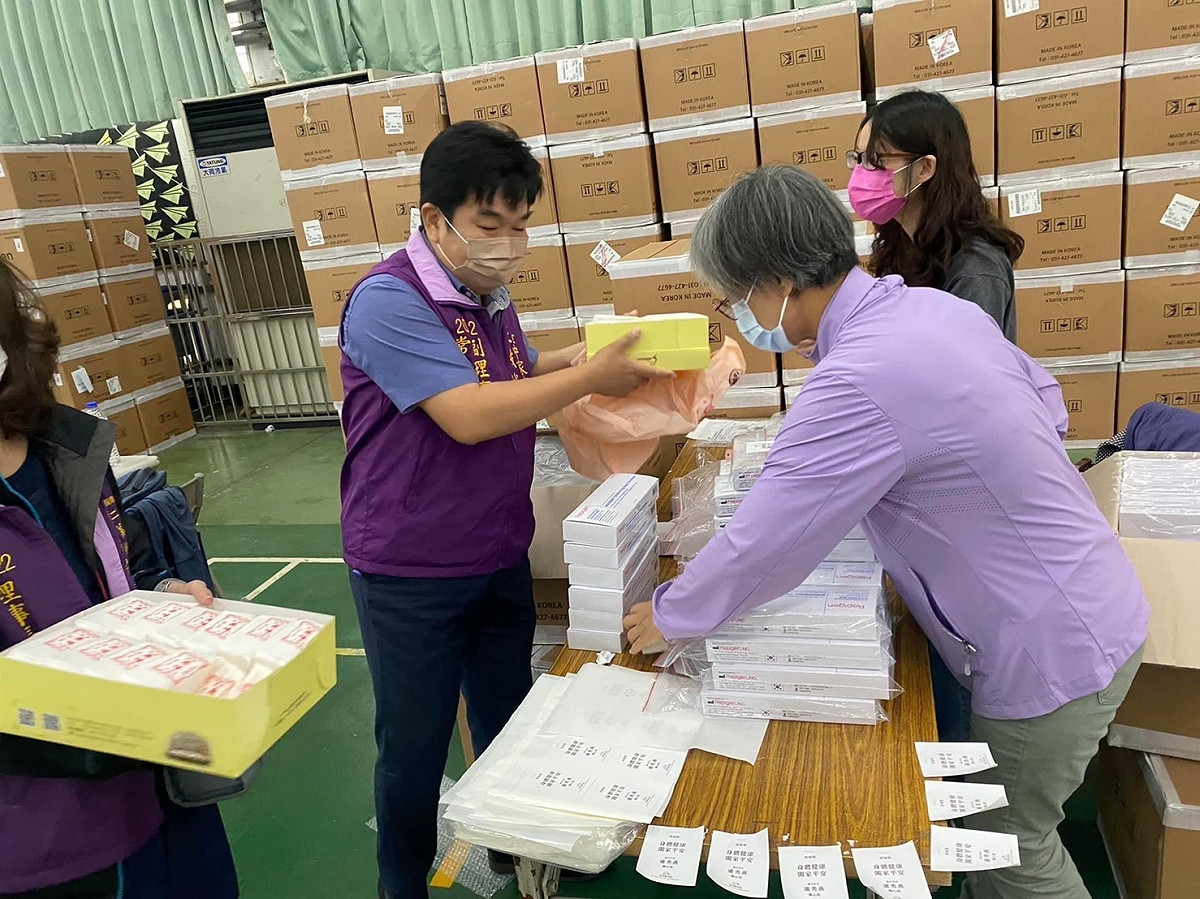 市府員工提供貼貼紙的照片給民進黨團。 民進黨團/提供