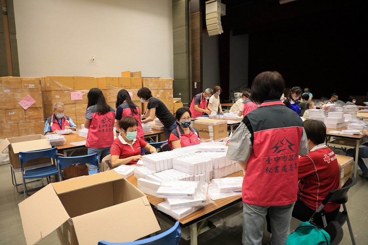台中市政府公開分裝快篩試劑現場供媒體採訪。 台中市政府/提供