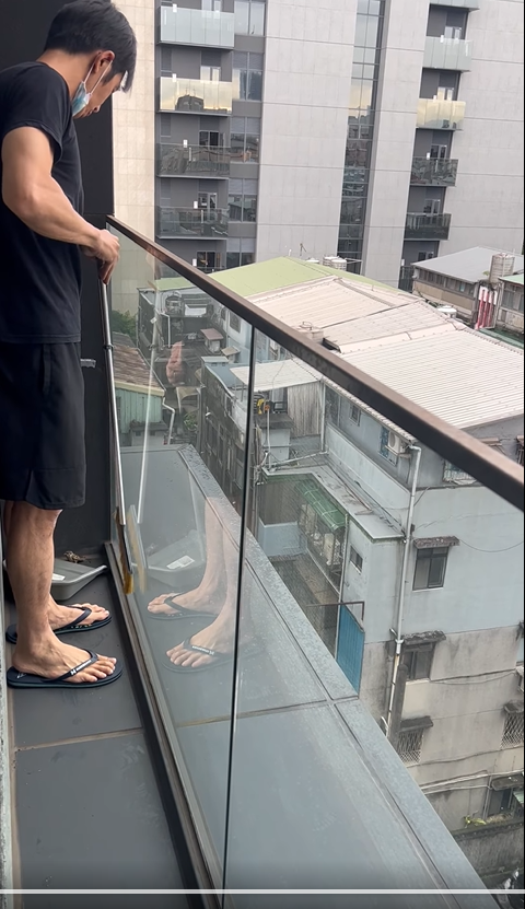李李仁試圖讓麻雀進到畚箕上。 圖：翻攝自李李仁臉書