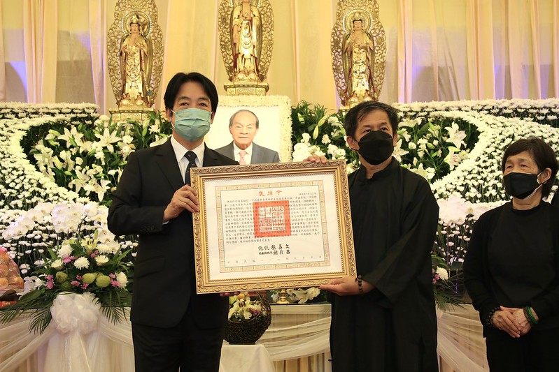 賴清德副總統今（10）日出席總統府前國策顧問、中選會前主委黃石城的告別式，並代表蔡英文總統頒贈褒揚令，表彰其一生對於國家社會的貢獻。 圖：總統府提供