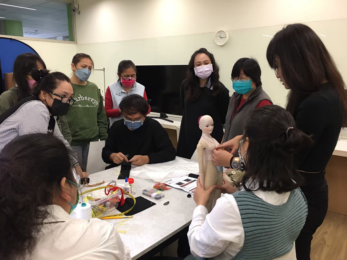 阮志軍、田宇寧兩位講師仔細檢視學員的作品，並當場給予指導。 圖：新北市原民局提供