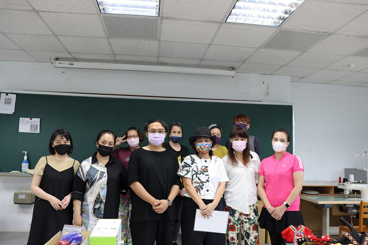 「16族傳統服飾娃娃製作工作坊」第四梯次學員與撒奇萊雅族講師吳秀梅合影（前排左四）。 圖：新北市原民局提供