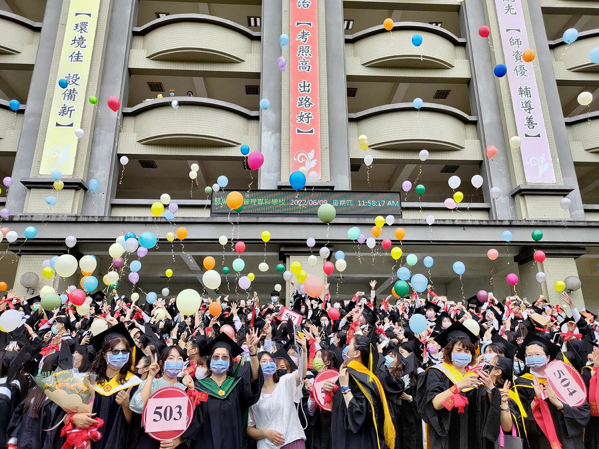慈惠醫專護理科今辦畢業典禮，共280位畢業生畢業，現場師生施放氣球，許願「台灣向上提升」與「青春蒸蒸日上」。 圖：慈惠醫專提供