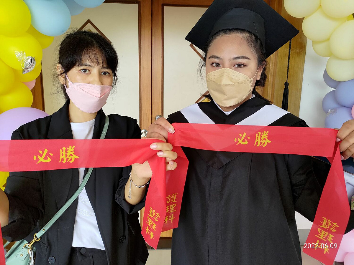 慈惠醫專護理科畢業生李祖兒（右）的母親，同時也是博仁醫院婦產科護理師的翁敏，肯定慈惠醫專的專業訓練，讓身為母親與護理師的自己，放心讓女兒上戰場守護台灣。 圖：慈惠醫專提供