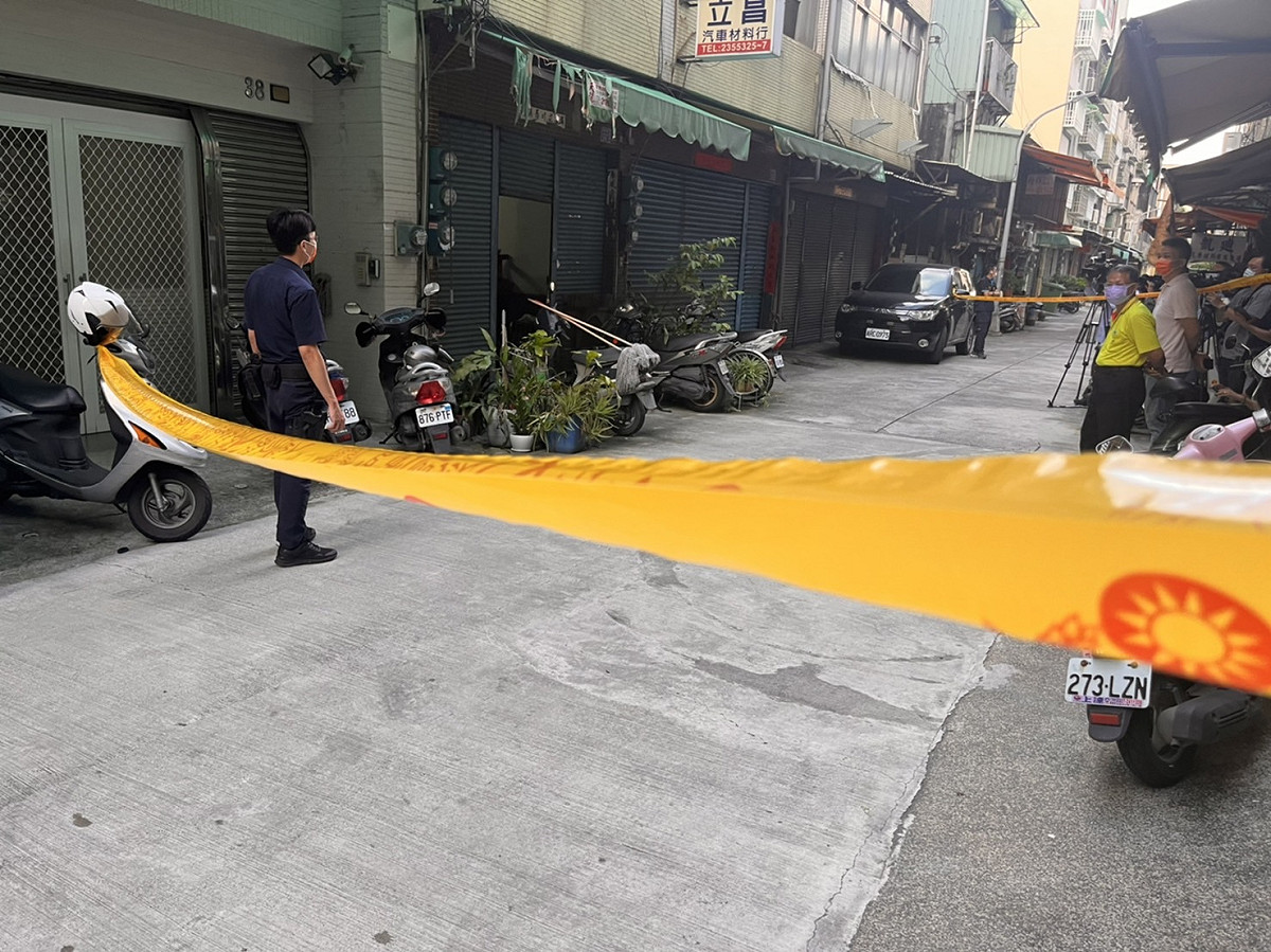 警方封鎖命案現場民宅出入巷弄。 圖：高市警新興分局提供
