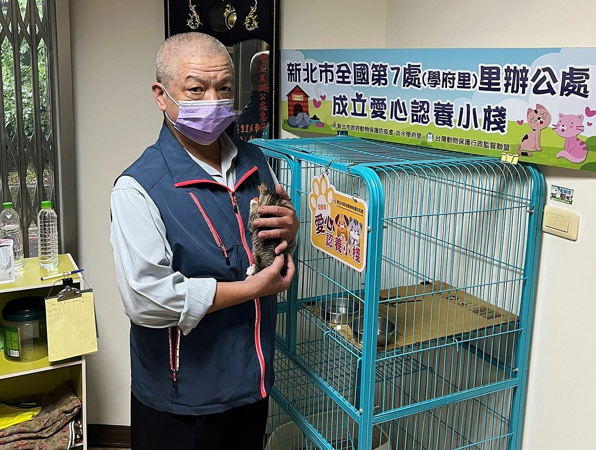 里長林文成在里辦公處設認養小棧，且經由臉書宣傳學府里待認養貓咪。 圖：新北市動保處提供