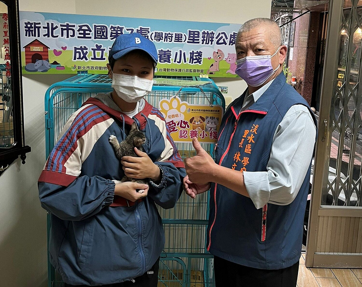 民眾吳民云 (左)5 月25日自板橋搭計程車至淡水學府里認養小棧，給浪貓一個溫暖的新家。 圖：新北市動保處提供