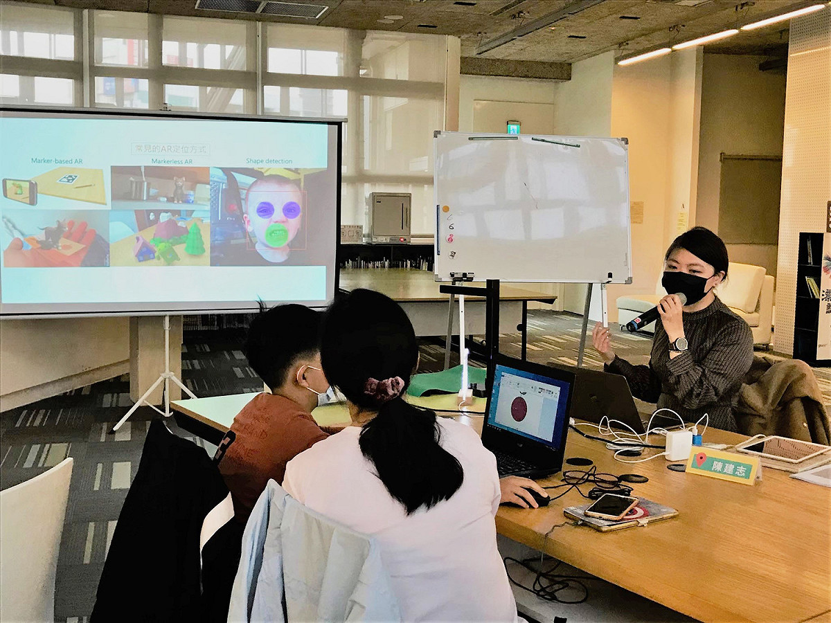 市府與文化部合作推動博物館及藝術5G科技跨域應用計畫，於府中15開辦「科技藝術體驗營」，講師詹嘉華教導AR擴增實境—講解AR原理。 圖：新北市文化局提供