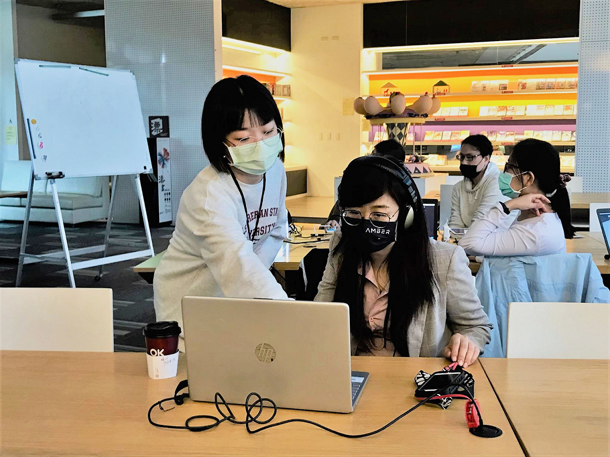 府中15開辦「科技藝術體驗營」，講師教授AR擴增實境—創意數位濾鏡。 圖：新北市文化局提供