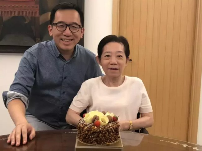 陳致中10日表示，吳淑珍也經PCR採檢確診，目前主要症狀為發燒和喉嚨痛，已開始吃藥治療。 圖：擷自陳致中臉書