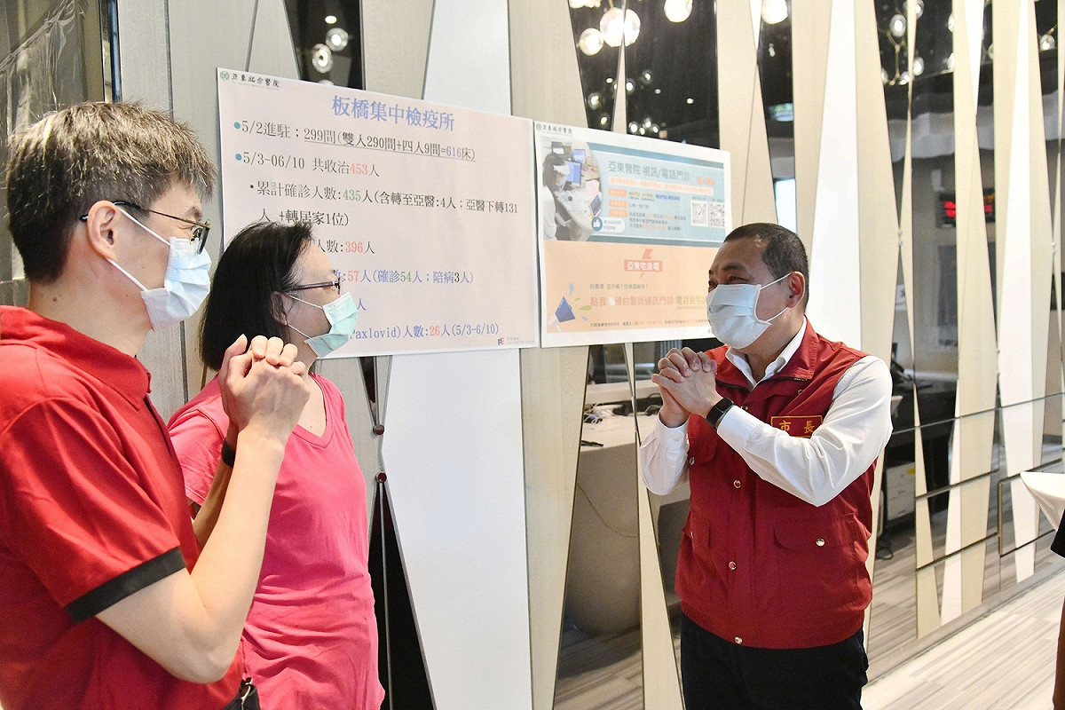 侯友宜視察慰問集中檢疫中心醫護團隊。感謝工作同仁的辛勞。 圖：新北市政府／提供
