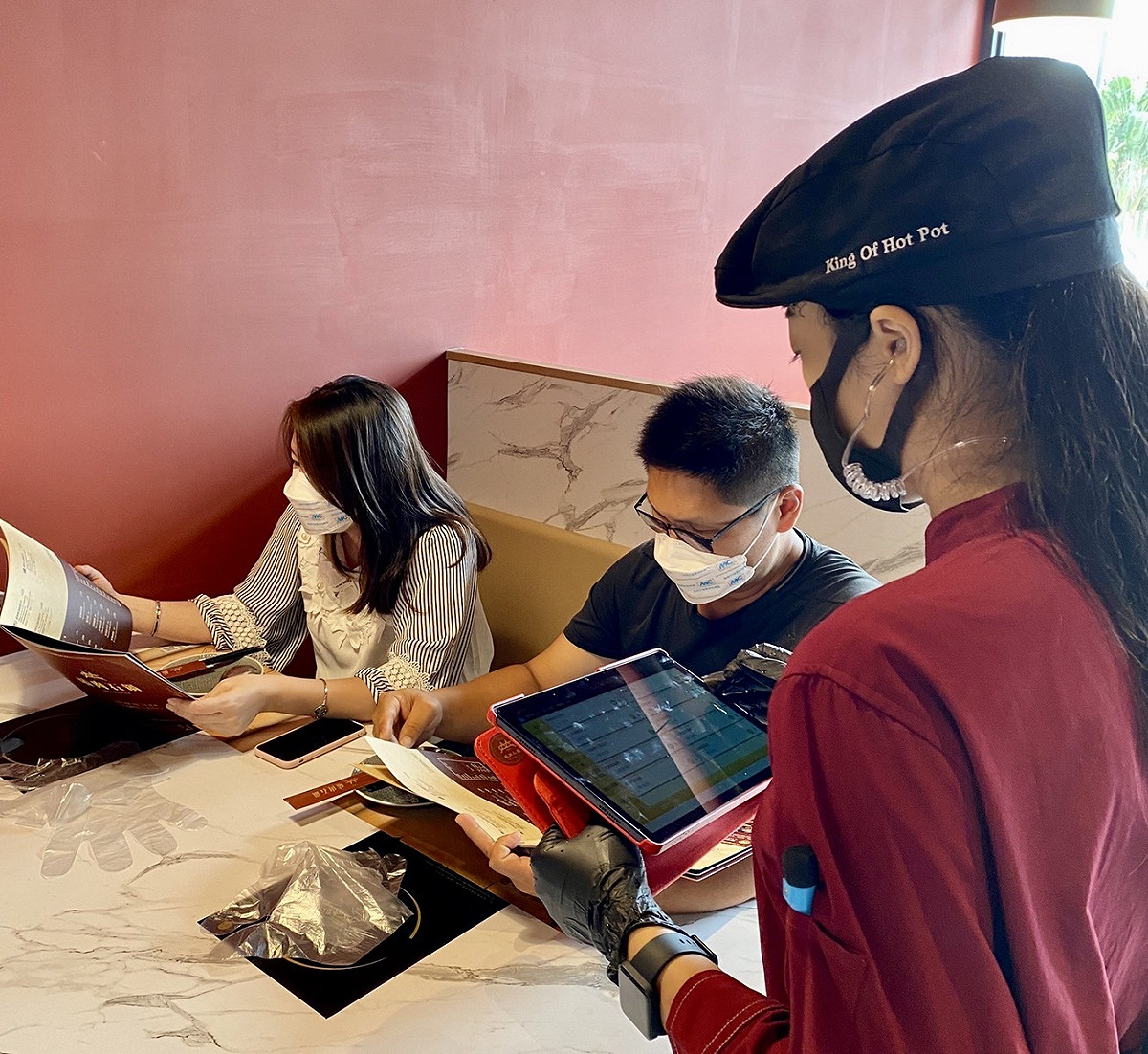 火鍋業者引用平板點餐，減少與客人接觸。 「嗑肉石鍋」業者/提供