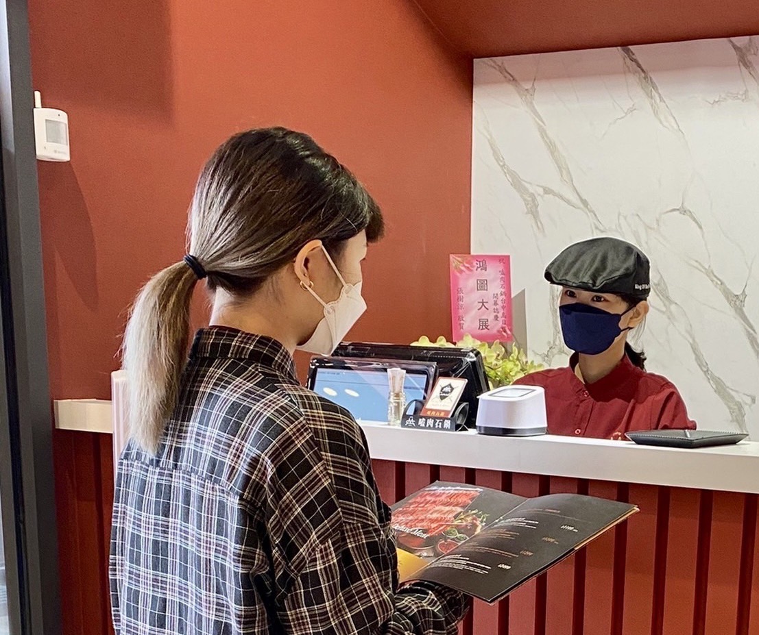 火鍋業者引用平板點餐，減少與客人接觸。 「嗑肉石鍋」業者/提供
