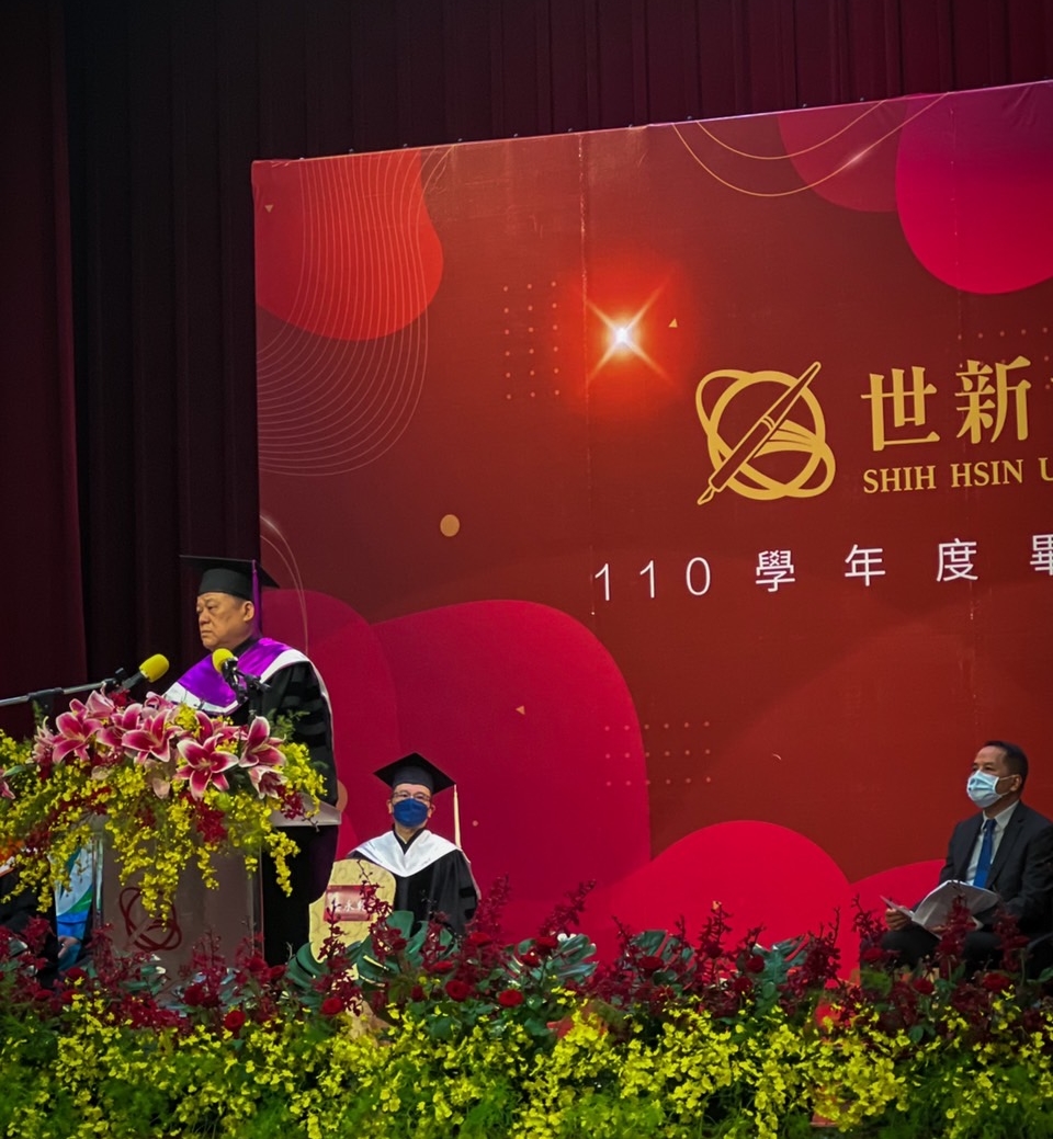 世新大學今（11）日舉行110學年度博碩士班及學士班應屆畢業生畢業典禮，圖中演講者為世新大學校長吳永乾。 圖：新聞學系畢業生蘇敬哲提供