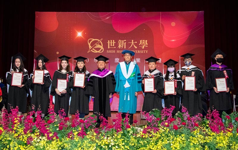世新大學為求與疫情共存也圓滿學生求學回憶，讓全體師生與家長參與接受各方祝福。 圖：世新大學提供