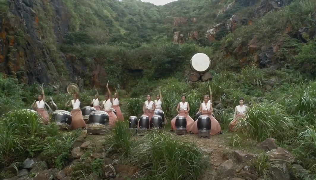 優人神鼓30多年來持續地將大自然及生命探索積累的文化素養，轉化為表演藝術創作泉源。 圖：優人神鼓提供