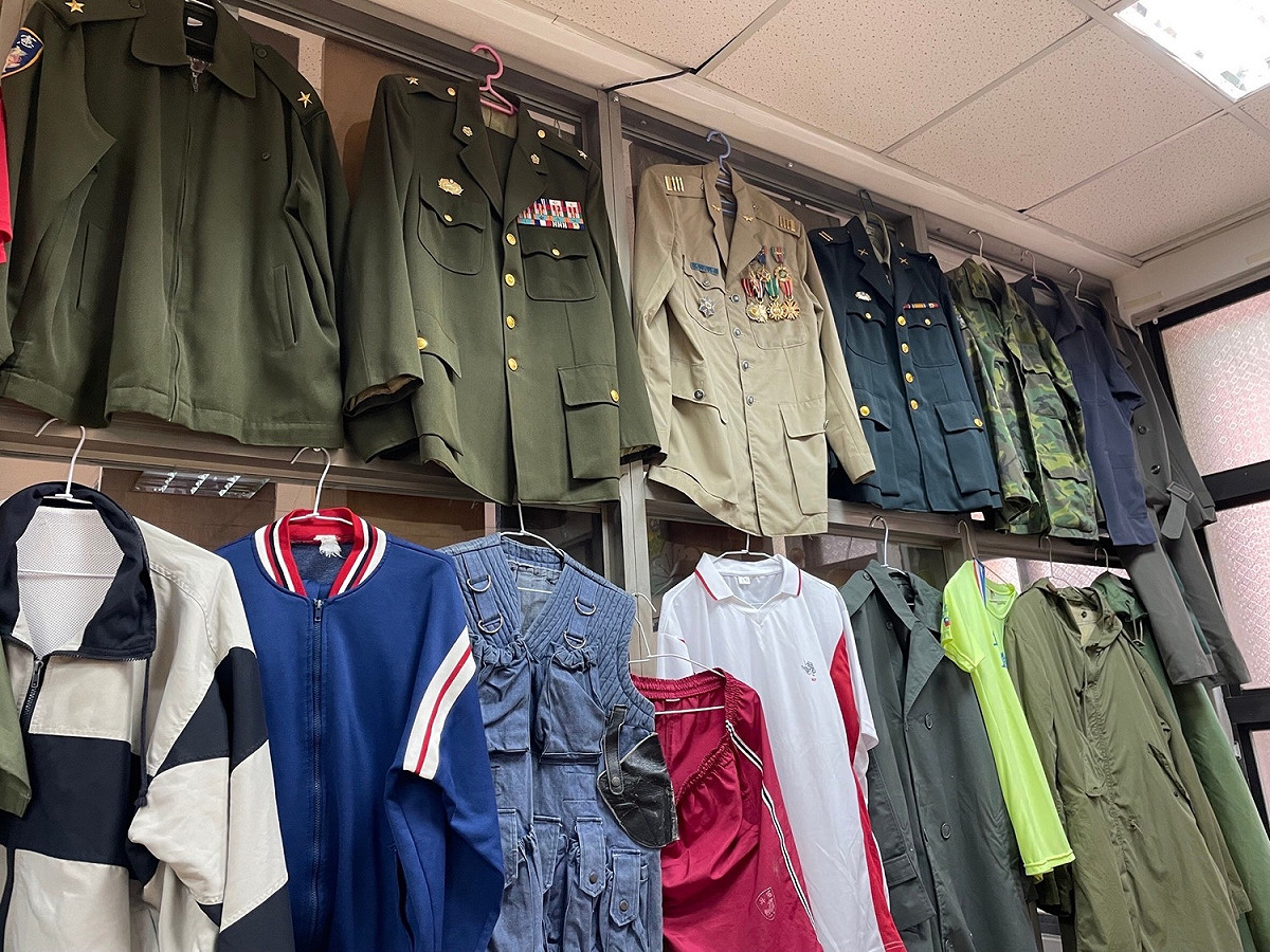 眷村文史館牆面掛滿一件件軍服，每件都有說不完的故事。