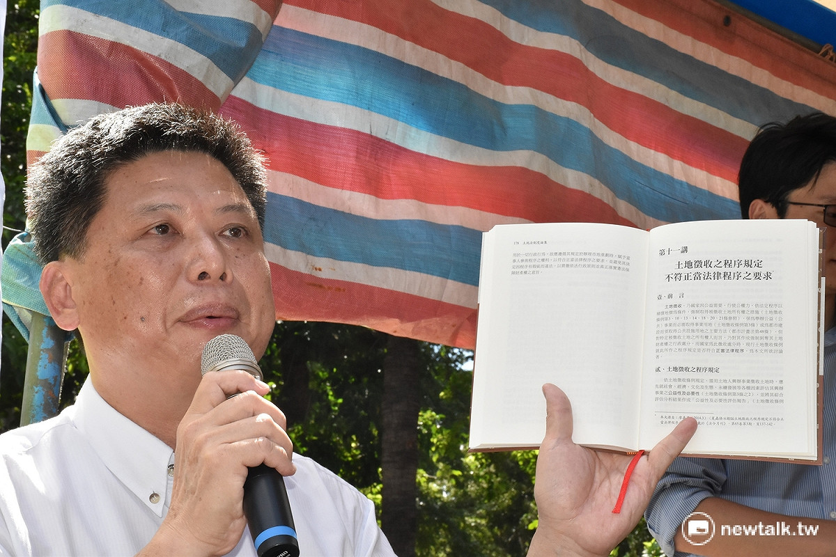反南鐵東移全線自救會8日上午前往行政院，用「朗讀」公法學者著作24小時的方式，希望能喚醒政院官員的學術良知。圖為前來聲援的政大教授徐世榮。 圖：陳又瑞/攝